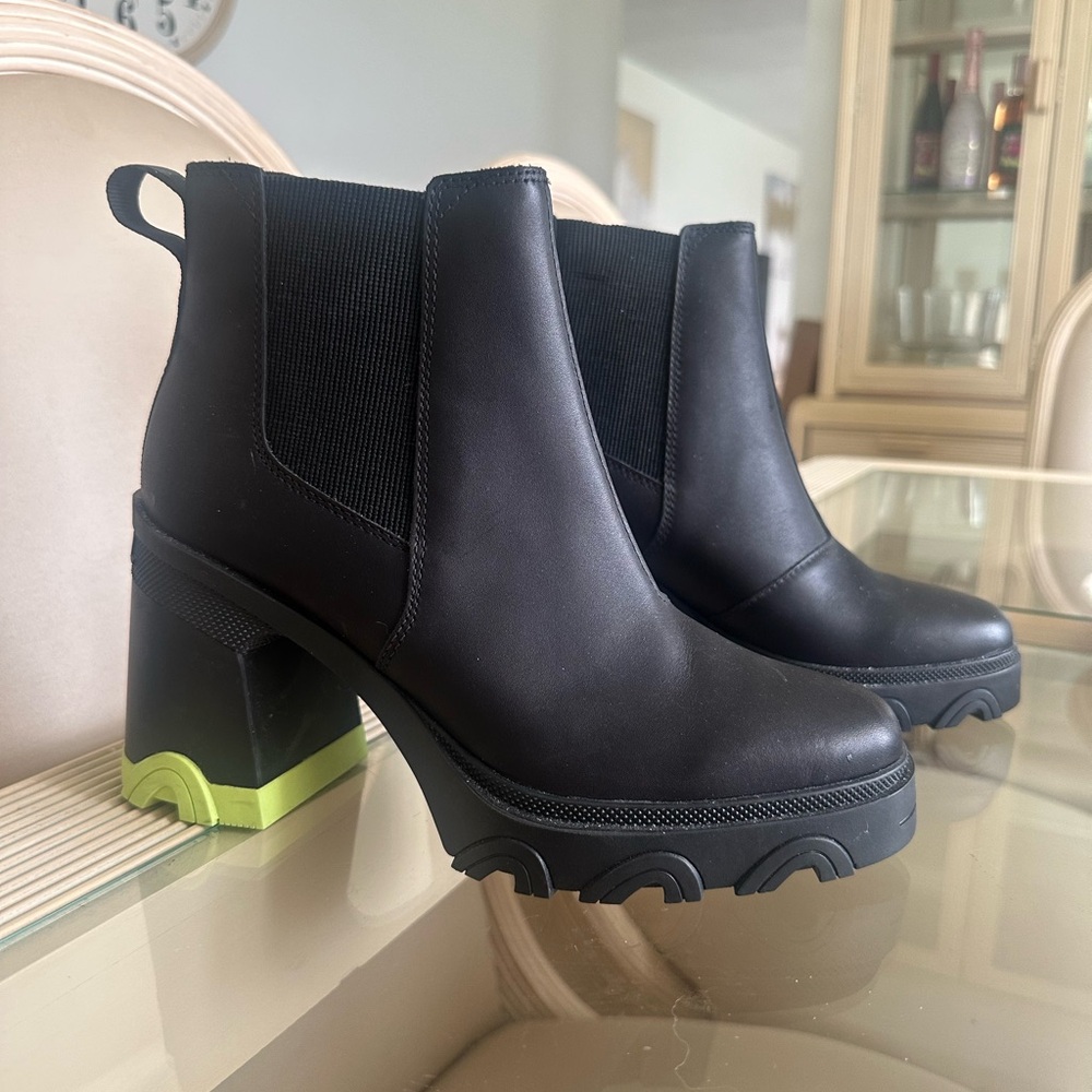 Sorel Black and Green Heeled Boots with Chunky Sole
